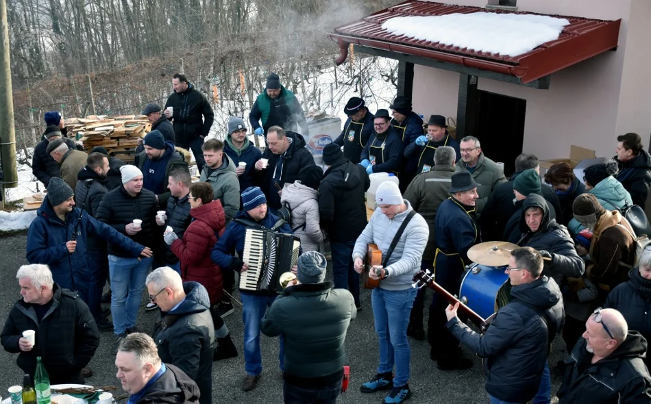 FOTO Vinogradari Trseka obilno zalijali trsove vinom