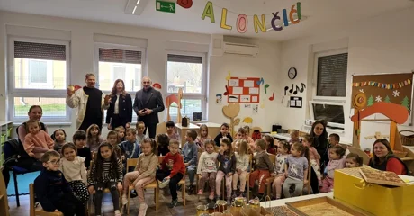 Staklenke meda za mališane Dječjeg vrtića &bdquo;Pčelica&rdquo; iz Bisaga