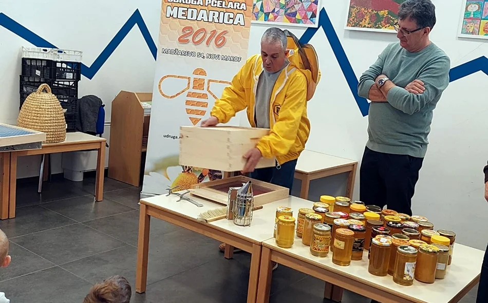 FOTO Članovi Udruge pčelara &bdquo;Medarica&rdquo; darovali mališanima Dječjeg vrtića Novi Marof 40 teglica meda