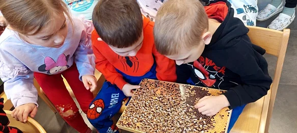 FOTO Članovi Udruge pčelara &bdquo;Medarica&rdquo; darovali mališanima Dječjeg vrtića Novi Marof 40 teglica meda