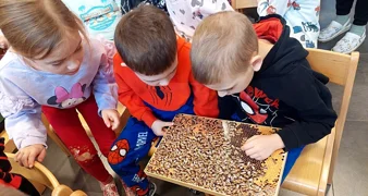 FOTO Članovi Udruge pčelara &bdquo;Medarica&rdquo; darovali mališanima Dječjeg vrtića Novi Marof 40 teglica meda