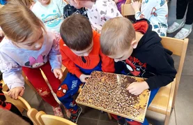 FOTO Članovi Udruge pčelara &bdquo;Medarica&rdquo; darovali mališanima Dječjeg vrtića Novi Marof 40 teglica meda