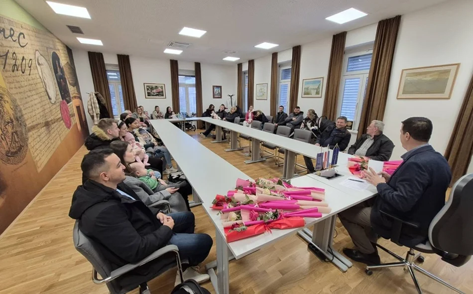 Roditeljima uručene naknade za novorođenu djecu