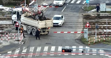 VIDEO Pogledajte ovaj bahatluk! Jako mu se žurilo pa stajao nasred pruge kad se spustila rampa