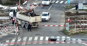 VIDEO Pogledajte ovaj bahatluk! Jako mu se žurilo pa stajao nasred pruge kad se spustila rampa