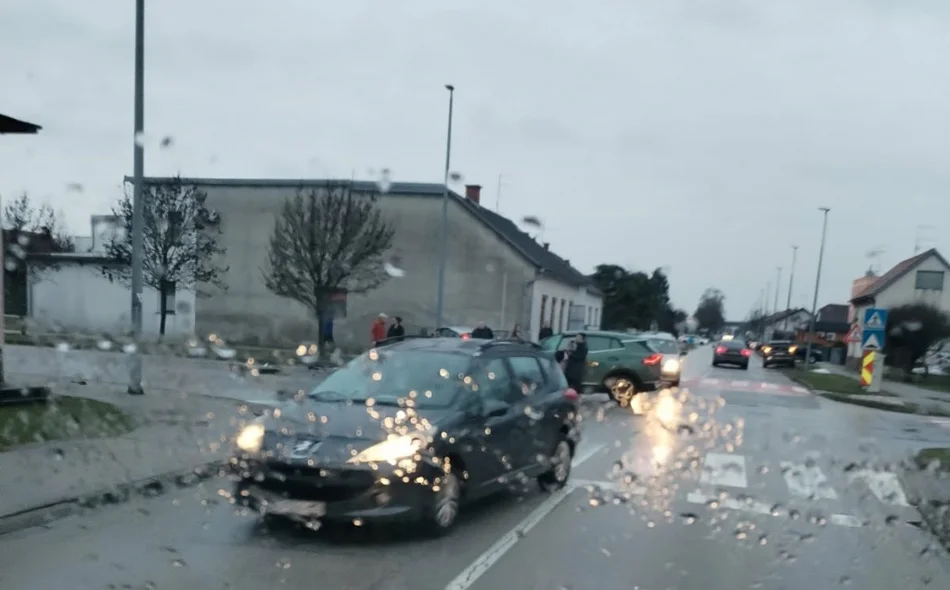 FOTO čitatelja: Sudar na nepreglednom raskrižju, troje ljudi u bolnici