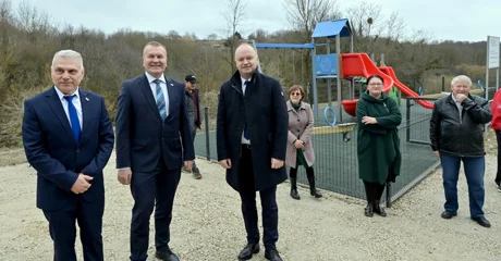 Ministar Šipić, župan Stričak i načelnik Žugčić obišli novoizgrađeno dječje igralište