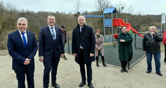 Ministar Šipić, župan Stričak i načelnik Žugčić obišli novoizgrađeno dječje igralište