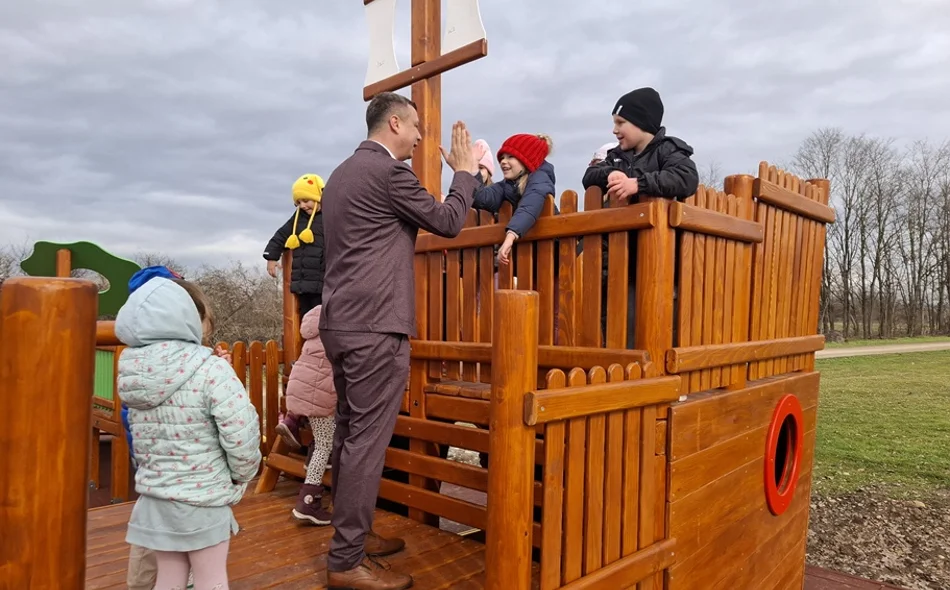 FOTO Mališani uživaju u novom dječje igralištu, na modernim i maštovitim igralima
