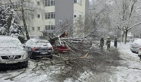 Bez struje i dalje dio naselja na krajnjem zapadu, zatvorene i dvije ceste
