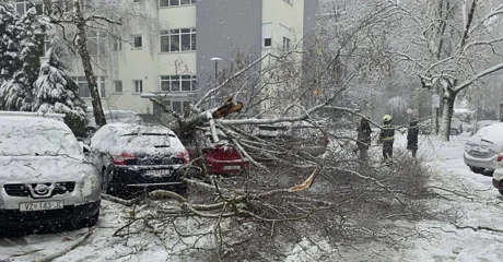 Bez struje i dalje dio naselja na krajnjem zapadu, zatvorene i dvije ceste