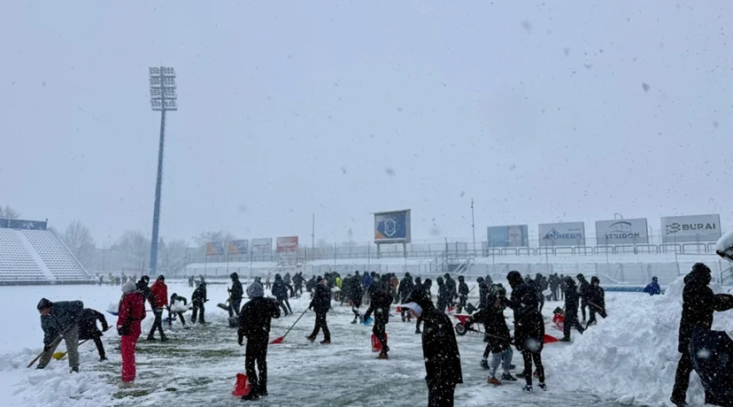 Navijači Varaždinu pomažu u čišćenju snijega uoči Dinama, Varteksova utakmica odgođena