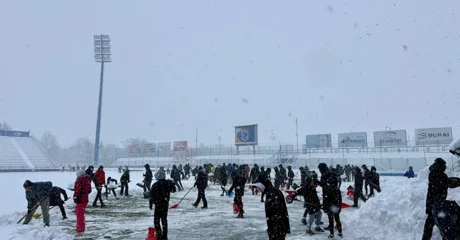 Navijači Varaždinu pomažu u čišćenju snijega uoči Dinama, Varteksova utakmica odgođena