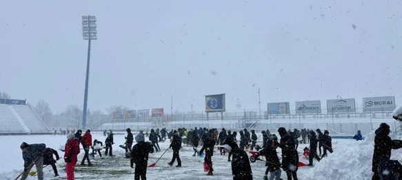 Navijači Varaždinu pomažu u čišćenju snijega uoči Dinama, Varteksova utakmica odgođena