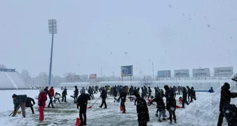 Navijači Varaždinu pomažu u čišćenju snijega uoči Dinama, Varteksova utakmica odgođena