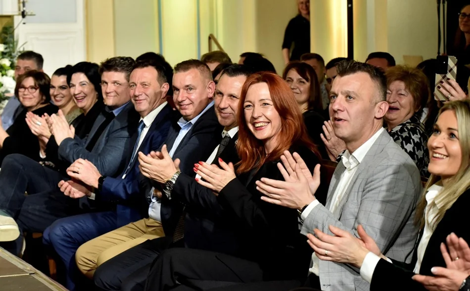 FOTO Znanje, kreativnost i suradnja mladih i obrtnika na velikoj reviji u varaždinskom HNK