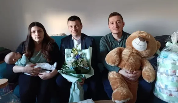 Maleni Jan prva je beba rođena u Jalžabetu u 2026., načelnik roditeljima uručio prigodan poklon