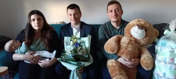 Maleni Jan prva je beba rođena u Jalžabetu u 2026., načelnik roditeljima uručio prigodan poklon