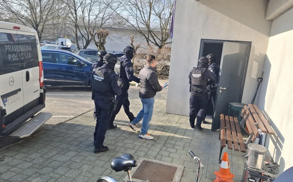 FOTO U lancima i pod pratnjom specijalaca, višestruki ubojica Srđan Mlađan doveden na varaždinski Županijski sud