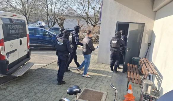 Srđana Mlađana pod velikim mjerama osiguranja uvode u zgradu Županijskog suda u Varaždinu