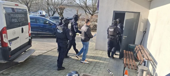 Srđana Mlađana pod velikim mjerama osiguranja uvode u zgradu Županijskog suda u Varaždinu