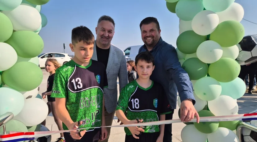 FOTO Otvoreno novo malonogometno igralište s umjetnom travom