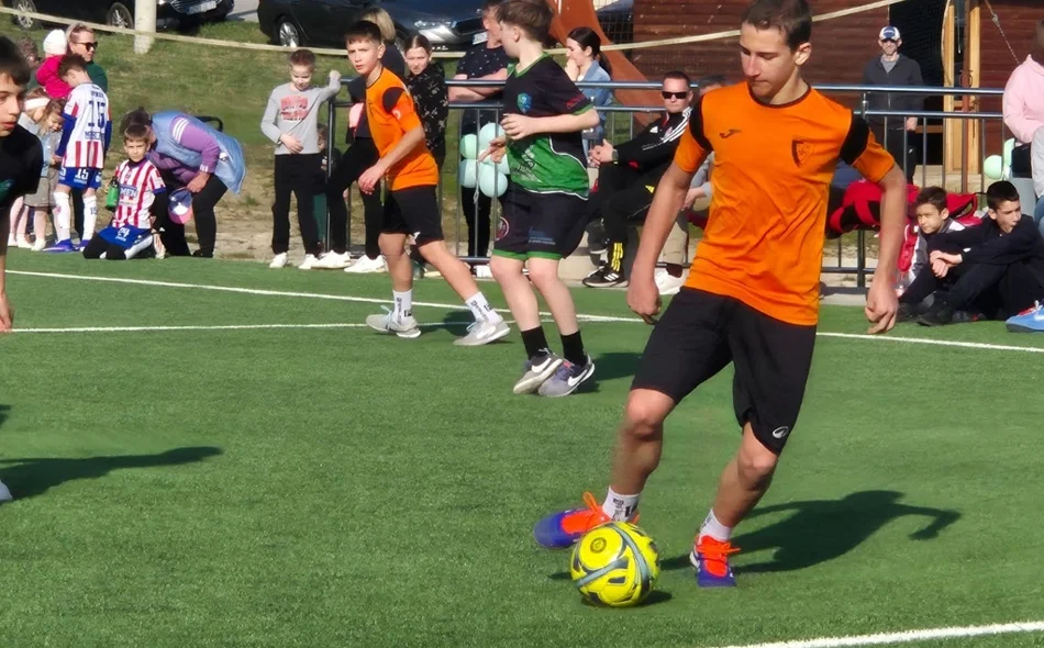 FOTO Otvoreno novo malonogometno igralište s umjetnom travom