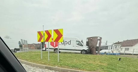 Vozač kombija nije okrenuo volan u kružnom toku - završio na otoku i udario skuplturu