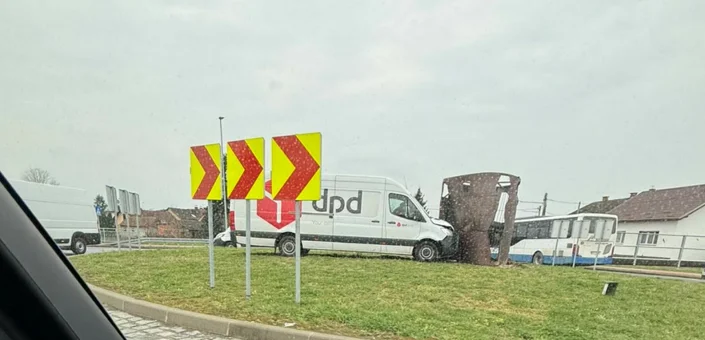 Vozač kombija nije okrenuo volan u kružnom toku - završio na otoku i udario skuplturu