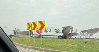 Vozač kombija nije okrenuo volan u kružnom toku - završio na otoku i udario skuplturu