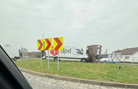 Vozač kombija nije okrenuo volan u kružnom toku - završio na otoku i udario skuplturu