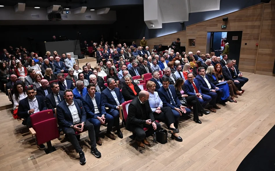 Nagrada za životno djelo u rukama Slavka Blagaja