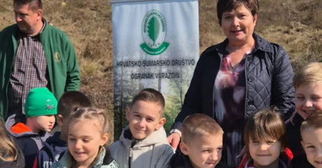 FOTO Vrtićarci iz Dječjeg vrtića "Tratinčica" učili kako se sadi drvo