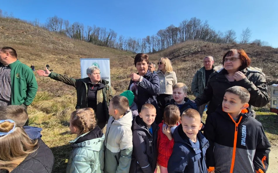 FOTO Vrtićarci iz Dječjeg vrtića "Tratinčica" učili kako se sadi drvo