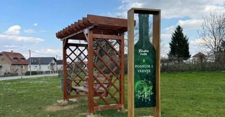 Ispred dvorca u Jalžabetu postavljena ljuljačka