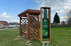 Ispred dvorca u Jalžabetu postavljena ljuljačka