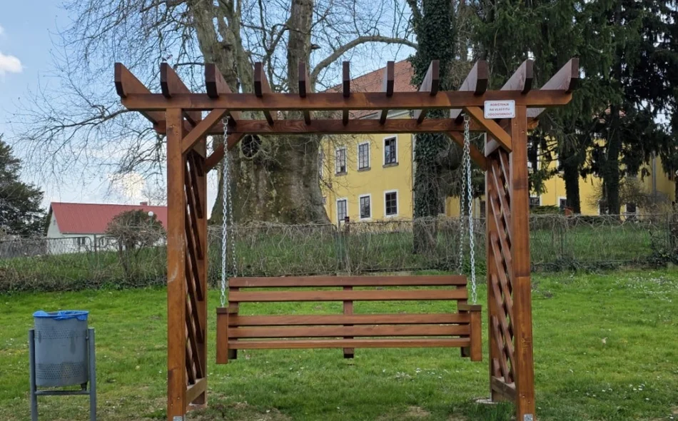 Ispred dvorca u Jalžabetu postavljena ljuljačka