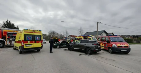 Oduzeo prednost i izazvao sudar &ndash; trojica završila u bolnici