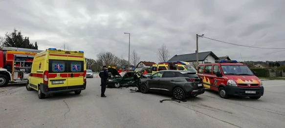 Oduzeo prednost i izazvao sudar &ndash; trojica završila u bolnici