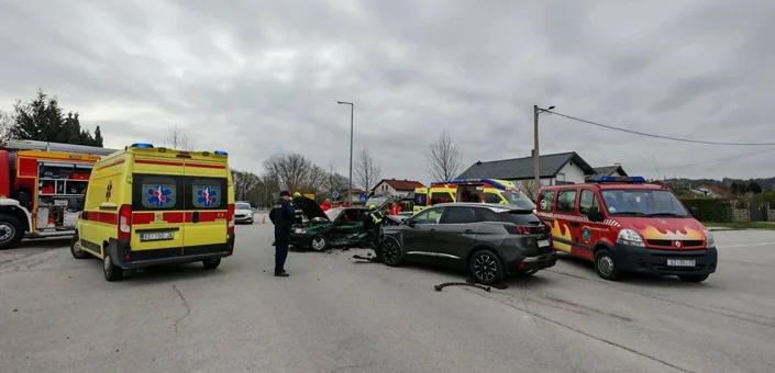 Oduzeo prednost i izazvao sudar &ndash; trojica završila u bolnici