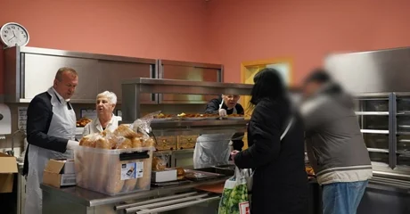 Biskup Radoš dijelio obroke u Caritasovoj pučkoj kuhinju