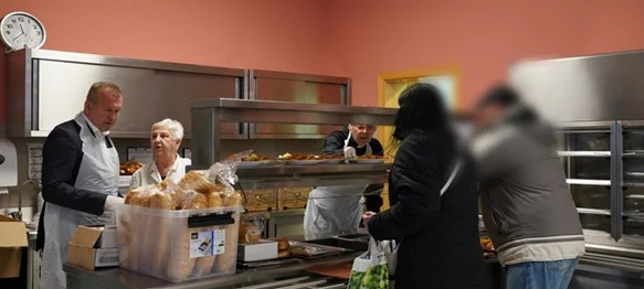 Biskup Radoš dijelio obroke u Caritasovoj pučkoj kuhinju