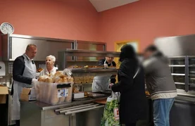 Biskup Radoš dijelio obroke u Caritasovoj pučkoj kuhinju