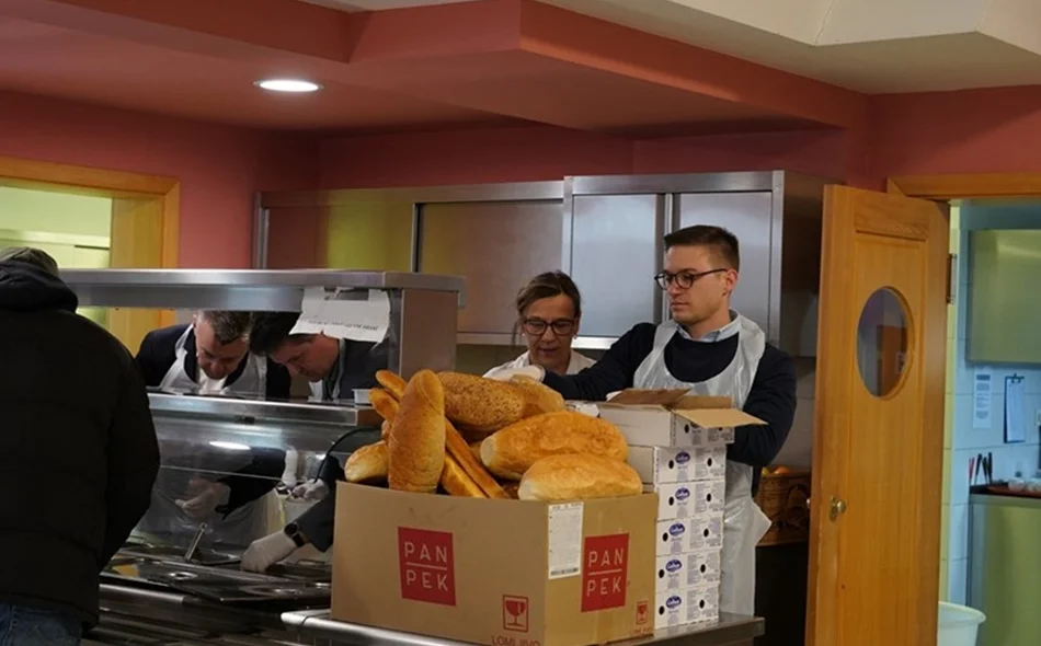 Biskup Radoš dijelio obroke u Caritasovoj pučkoj kuhinju