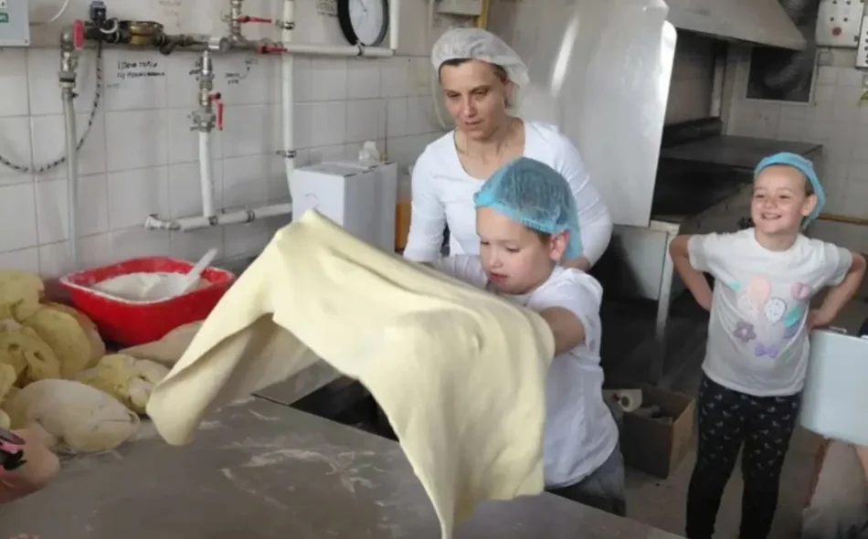 Vrijedni školarci učili kako se spremaju tradicionalni Mlinci iz centra svijeta