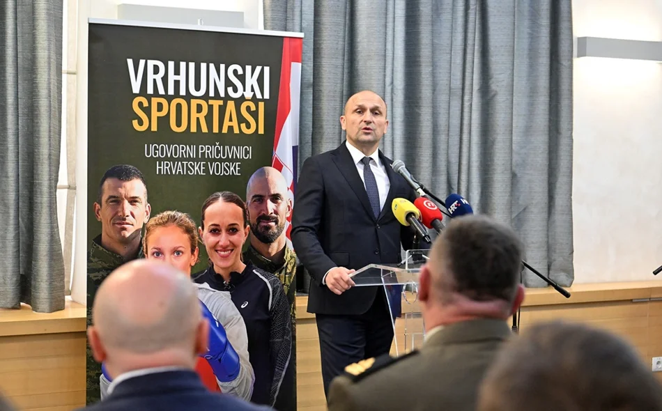 Sari Kolak, Roku Farkašu i Istoku Rodešu uručeni ugovori Hrvatske vojske za vrhunske sportaše