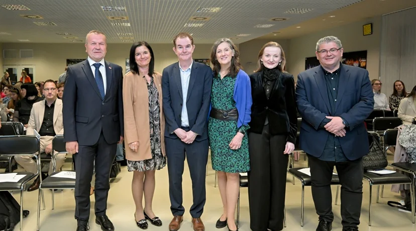 Irena Kos Kukec i Robert Kelemen (s desne strane) na tradicionalnoj konferenciji o radu s darovitom djecom