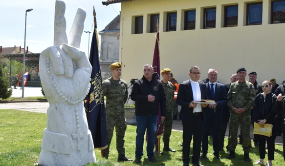 U vojarni "7. gardijske brigade Puma"  svečano otkriveno velebno spomen-obilježja &bdquo;Pobjeda&ldquo;