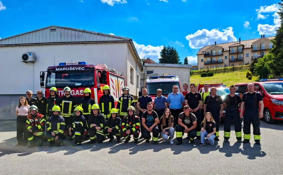 FOTO Pet vatrogasnih vozila s 22 vatrogasaca na intervenciji u Donjem Ladanju
