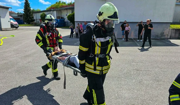 FOTO Pet vatrogasnih vozila s 22 vatrogasaca na intervenciji u Donjem Ladanju